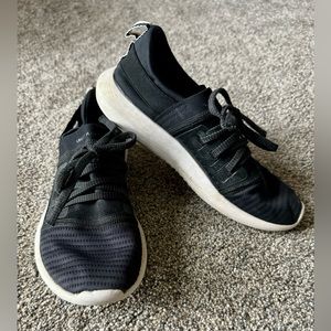 Women’s Under Armour Size 7 Black Sneaker